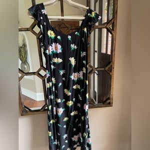 Gorgeous and flattering floral dress!